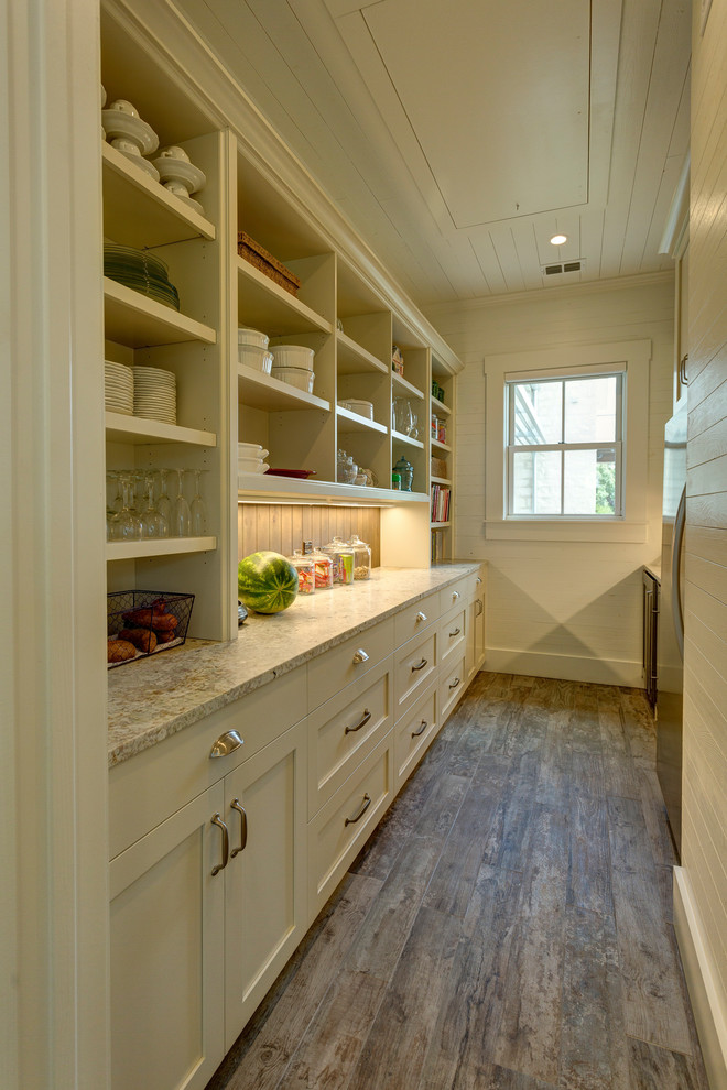 Exempel på ett stort lantligt kök, med skåp i shakerstil, vita skåp, granitbänkskiva, vitt stänkskydd, stänkskydd i keramik, rostfria vitvaror, klinkergolv i porslin och grått golv