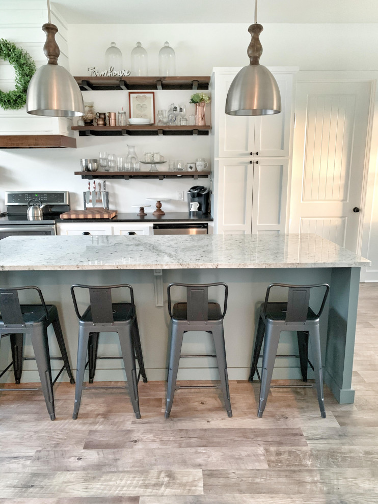 Foto på ett stort lantligt grå kök, med skåp i shakerstil, blå skåp, granitbänkskiva, rostfria vitvaror, vinylgolv, en köksö och grått golv