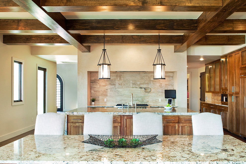 Bild på ett avskilt, mellanstort funkis linjärt kök, med en undermonterad diskho, skåp i shakerstil, skåp i mellenmörkt trä, granitbänkskiva, beige stänkskydd, stänkskydd i travertin, rostfria vitvaror, mörkt trägolv, en köksö och brunt golv