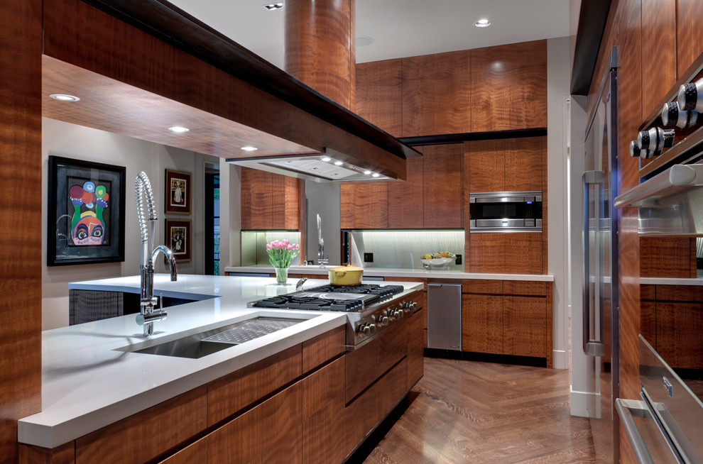 Moderne Küche mit Unterbauwaschbecken, flächenbündigen Schrankfronten, hellbraunen Holzschränken und Küchengeräten aus Edelstahl in Dallas