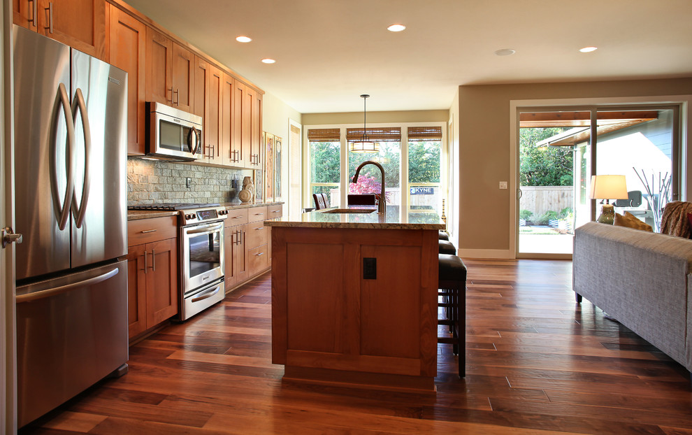 Immagine di una cucina parallela chic con paraspruzzi con piastrelle in pietra, ante in stile shaker, ante in legno scuro e elettrodomestici in acciaio inossidabile