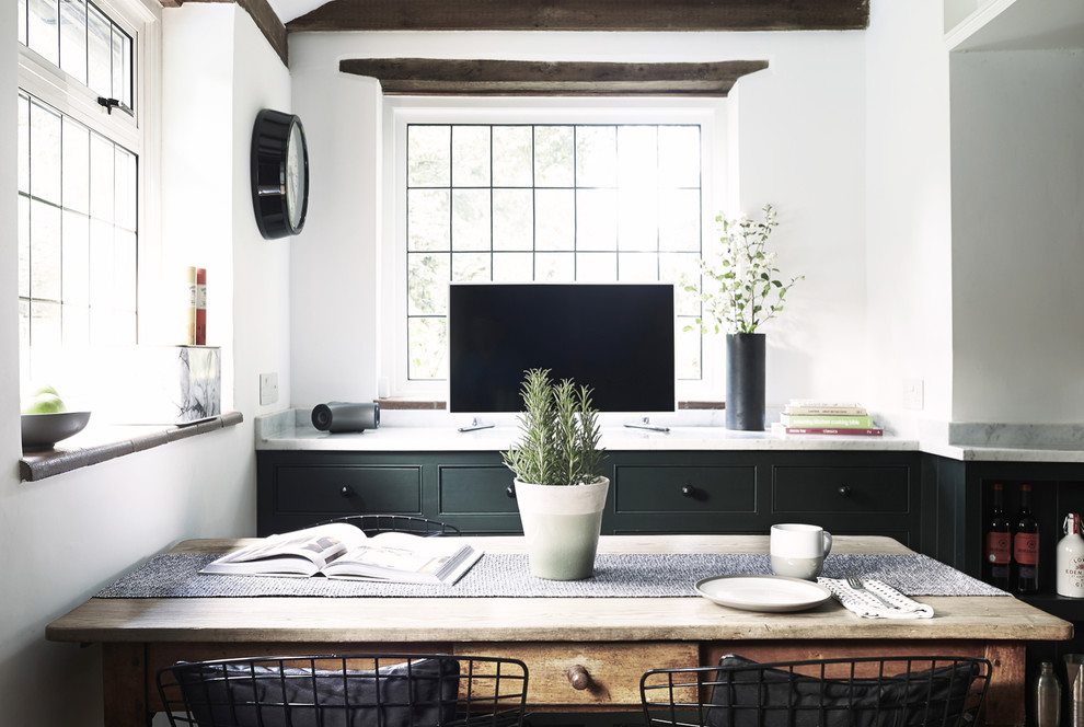 Lantlig inredning av ett avskilt, mellanstort u-kök, med skåp i shakerstil, gröna skåp, marmorbänkskiva, en nedsänkt diskho, vitt stänkskydd, stänkskydd i marmor, färgglada vitvaror, mörkt trägolv och brunt golv