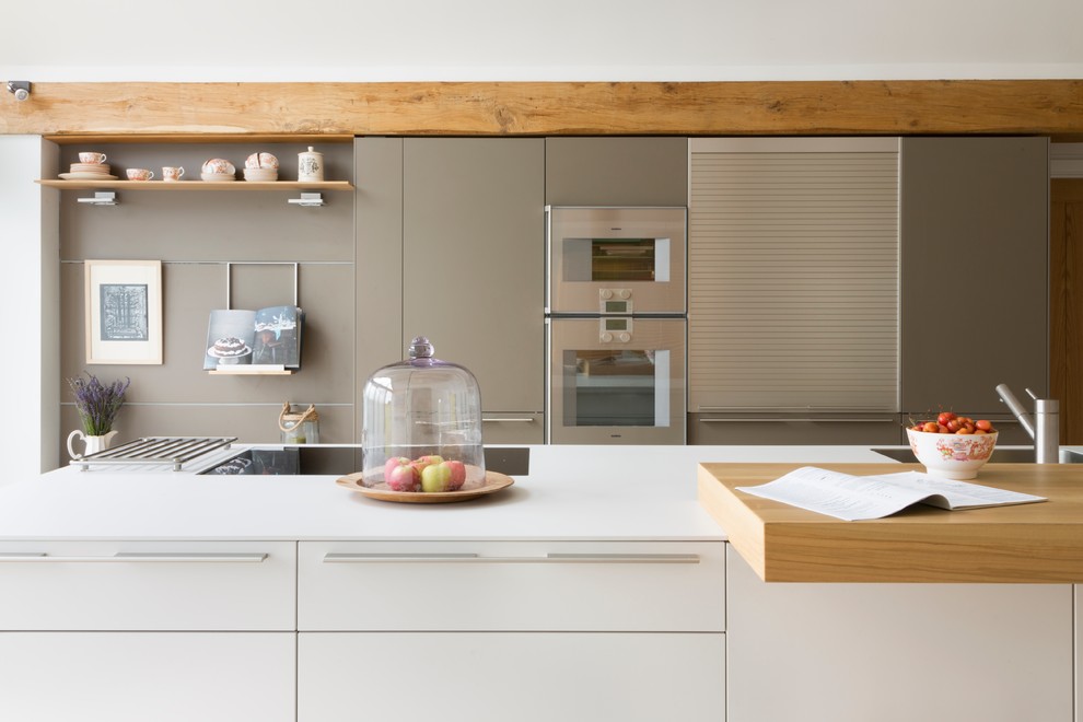 Inspiration for a modern kitchen remodel in Oxfordshire