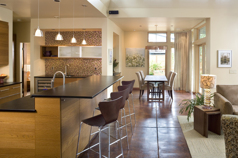 Immagine di una cucina minimal con paraspruzzi con piastrelle a mosaico e pavimento marrone