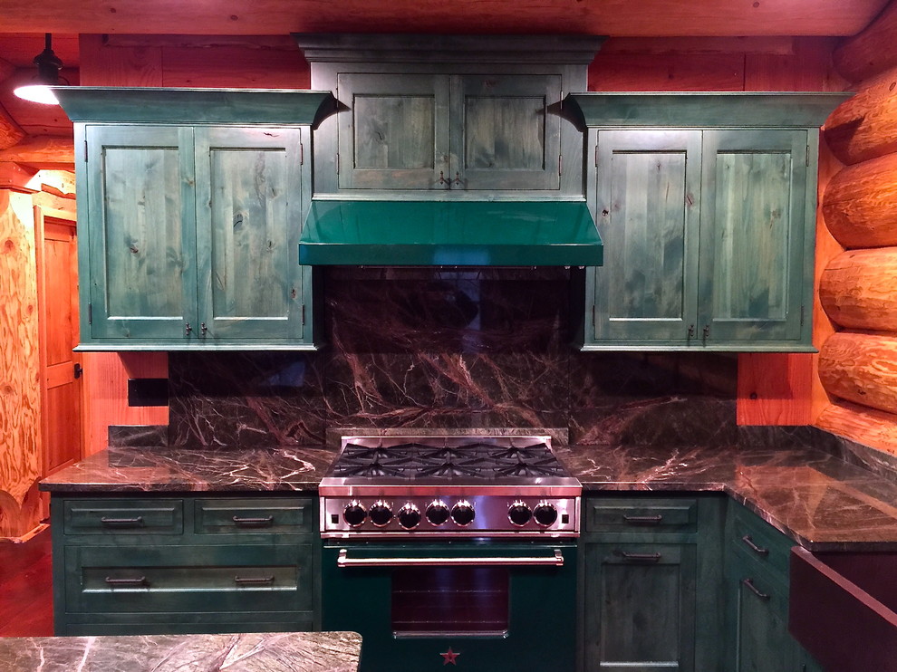 Idéer för ett stort rustikt kök, med en köksö, luckor med profilerade fronter, gröna skåp, granitbänkskiva, svart stänkskydd, stänkskydd i sten, färgglada vitvaror, en rustik diskho och mellanmörkt trägolv