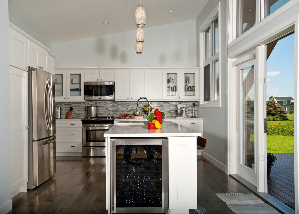 Foto di un grande cucina con isola centrale moderno con lavello stile country, ante in stile shaker e ante bianche