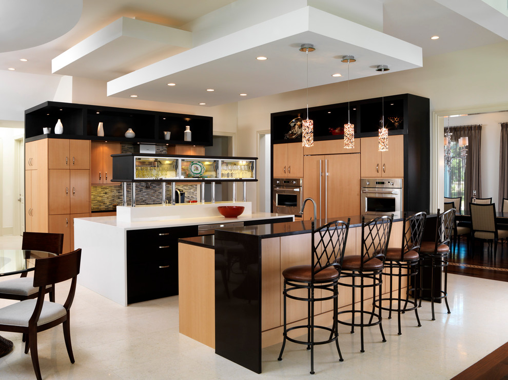 Foto de cocina contemporánea con armarios con paneles lisos, puertas de armario de madera clara, salpicadero multicolor, electrodomésticos con paneles y barras de cocina