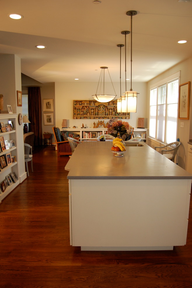 Exempel på ett stort klassiskt kök, med en köksö, luckor med upphöjd panel, vita skåp, bänkskiva i betong, rött stänkskydd, stänkskydd i keramik, rostfria vitvaror, en undermonterad diskho och mellanmörkt trägolv