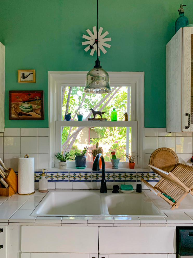 Foto di una cucina parallela american style chiusa e di medie dimensioni con lavello a doppia vasca