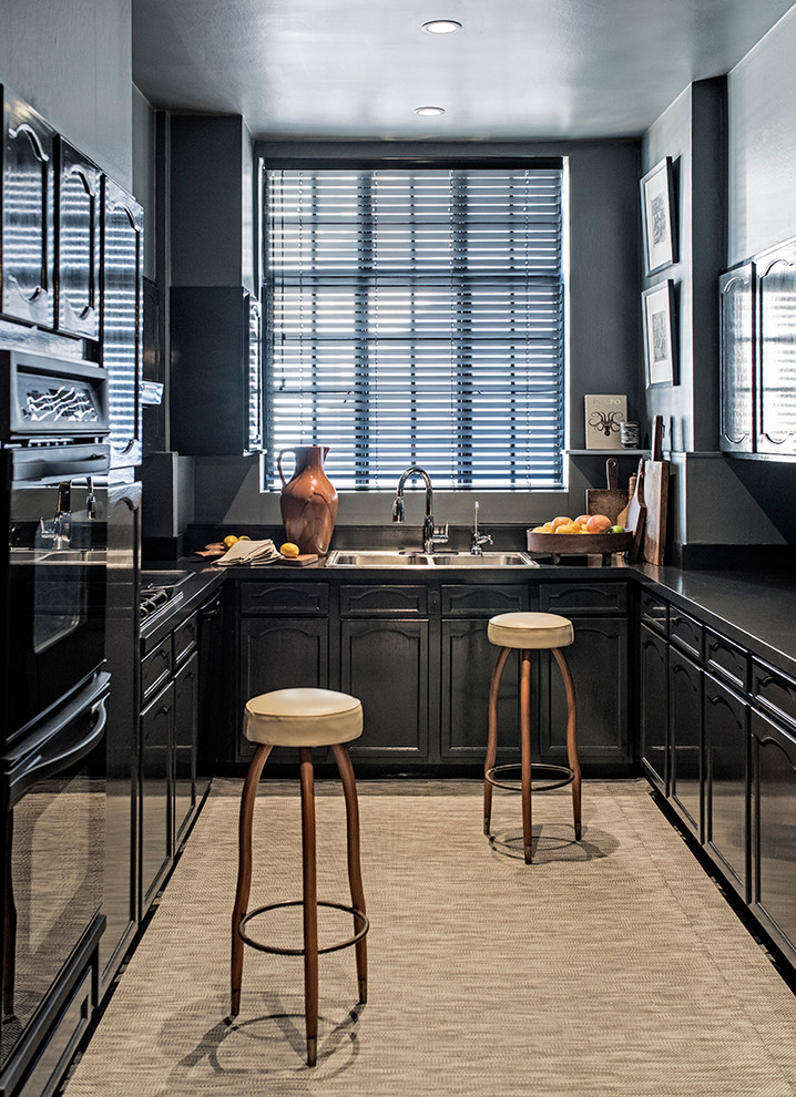 Стильный дизайн: узкая отдельная, параллельная кухня в стиле неоклассика (современная классика) с накладной мойкой, черными фасадами и черной техникой без острова - последний тренд