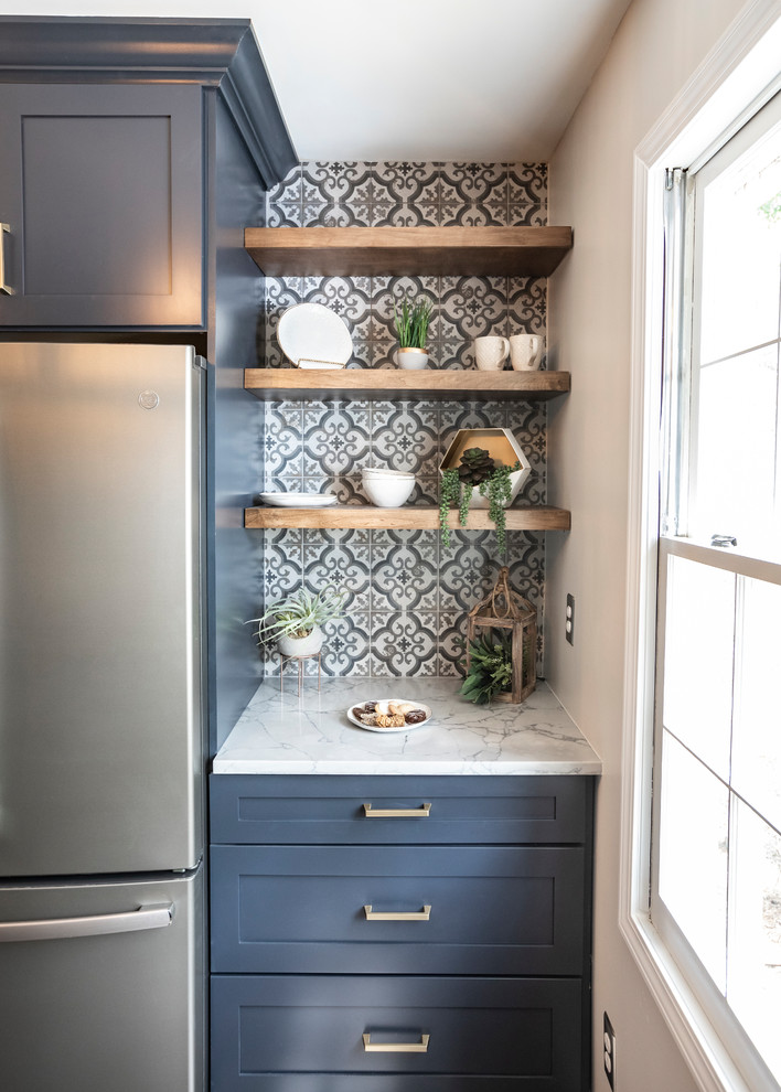 Inspiration för ett litet funkis grå grått kök, med en undermonterad diskho, skåp i shakerstil, blå skåp, bänkskiva i kvarts, flerfärgad stänkskydd, stänkskydd i porslinskakel, färgglada vitvaror, vinylgolv och flerfärgat golv