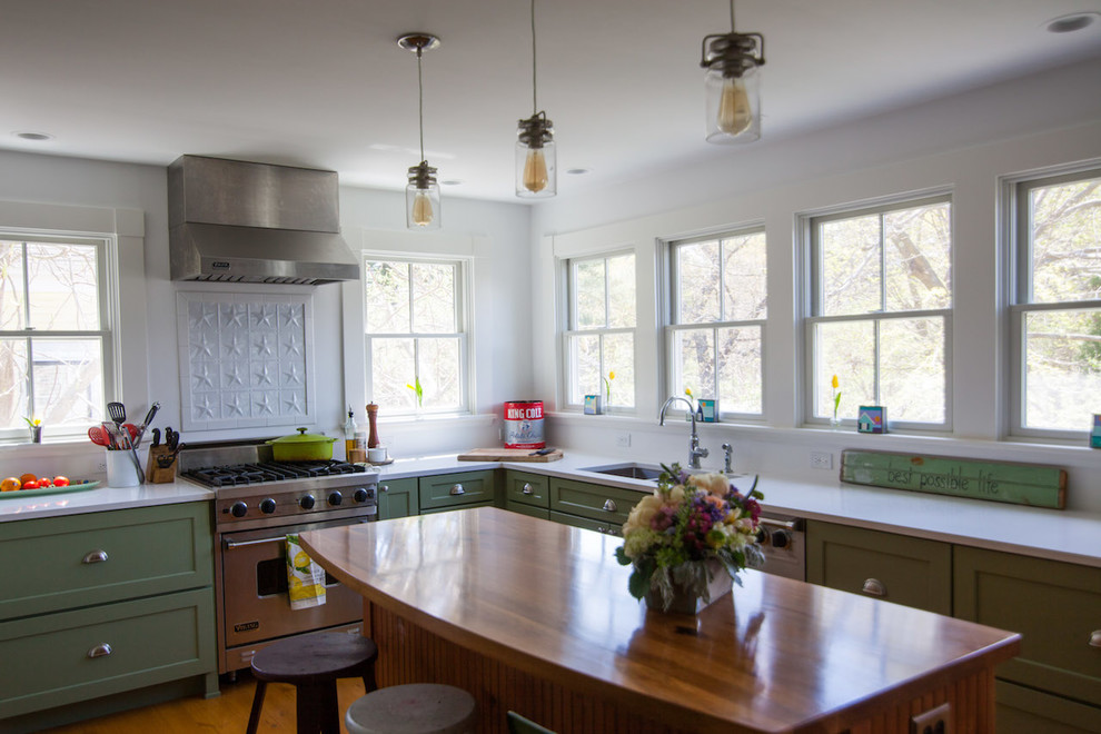 Foto di una cucina di medie dimensioni con lavello sottopiano, ante in stile shaker, ante verdi, top in quarzo composito, paraspruzzi bianco e elettrodomestici in acciaio inossidabile