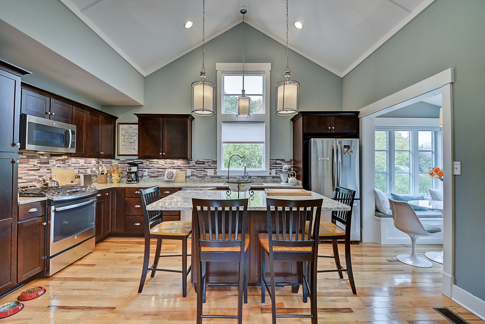 Offene, Mittelgroße Urige Küche in L-Form mit Granit-Arbeitsplatte, Küchengeräten aus Edelstahl, hellem Holzboden und Kücheninsel in Indianapolis