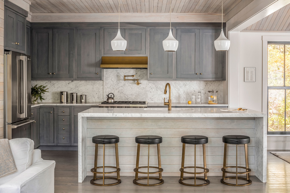 Klassisk inredning av ett kök, med marmorbänkskiva, stänkskydd i marmor, en köksö, en undermonterad diskho, skåp i shakerstil, grå skåp, vitt stänkskydd, rostfria vitvaror, mellanmörkt trägolv och grått golv