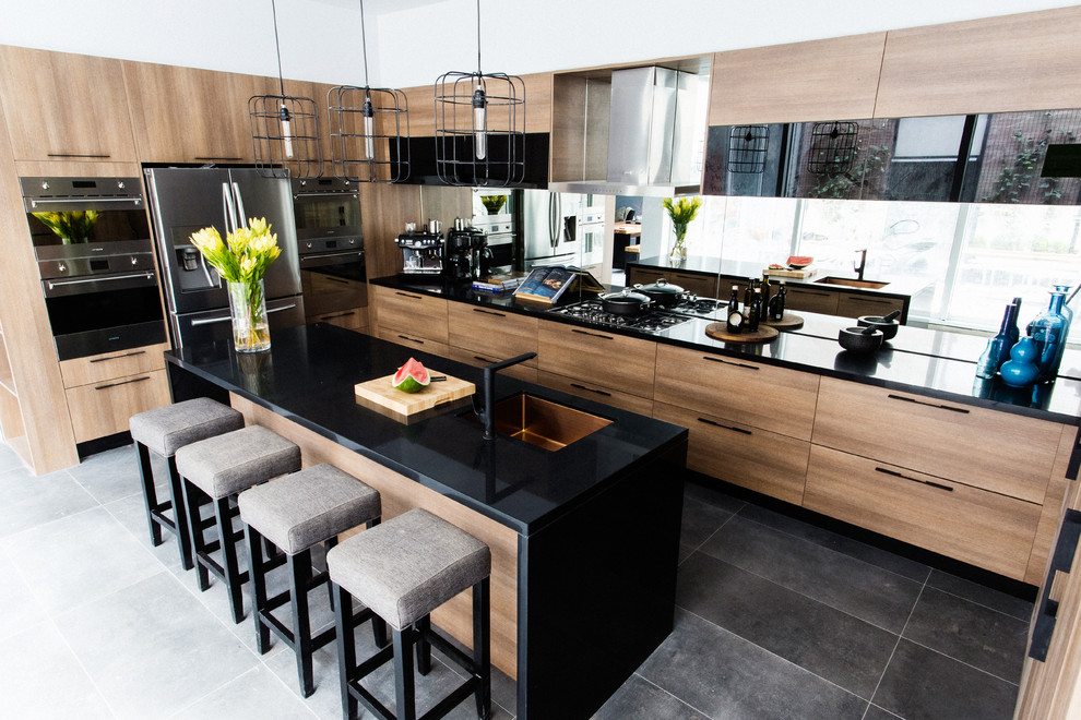 Immagine di una cucina design con ante in legno scuro, top in granito, paraspruzzi a specchio, elettrodomestici in acciaio inossidabile e pavimento con piastrelle in ceramica