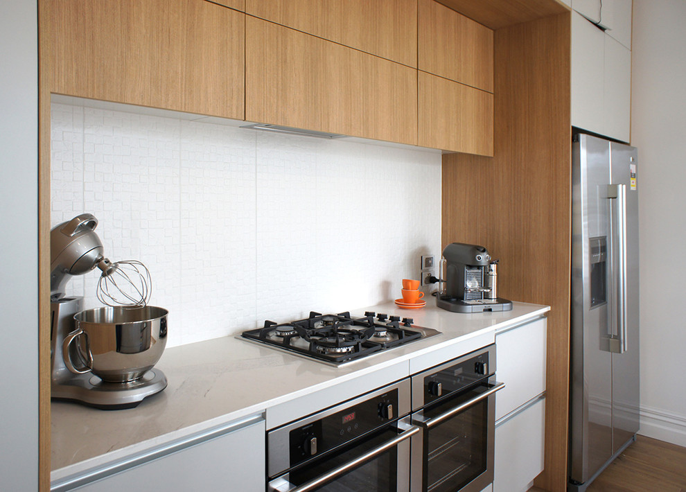 Cette image montre une cuisine avec une crédence blanche et une crédence en carreau de porcelaine.
