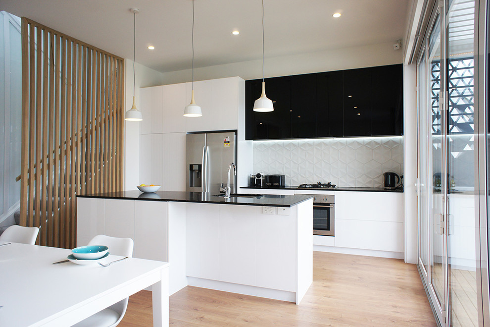 Photo of a kitchen in Auckland with white splashback and porcelain splashback.