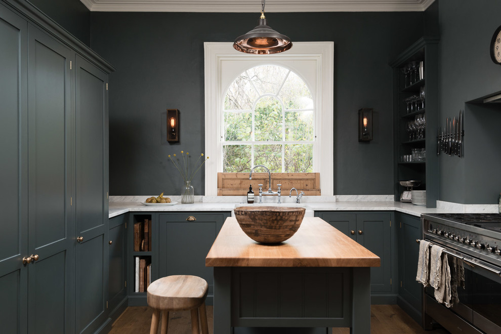 Klassische Küche in U-Form mit Schrankfronten im Shaker-Stil, grauen Schränken, Küchengeräten aus Edelstahl, braunem Holzboden und Kücheninsel in London