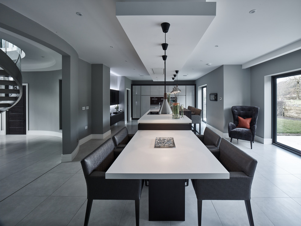 Ispirazione per un'ampia sala da pranzo aperta verso il soggiorno design con pavimento in gres porcellanato e pavimento grigio