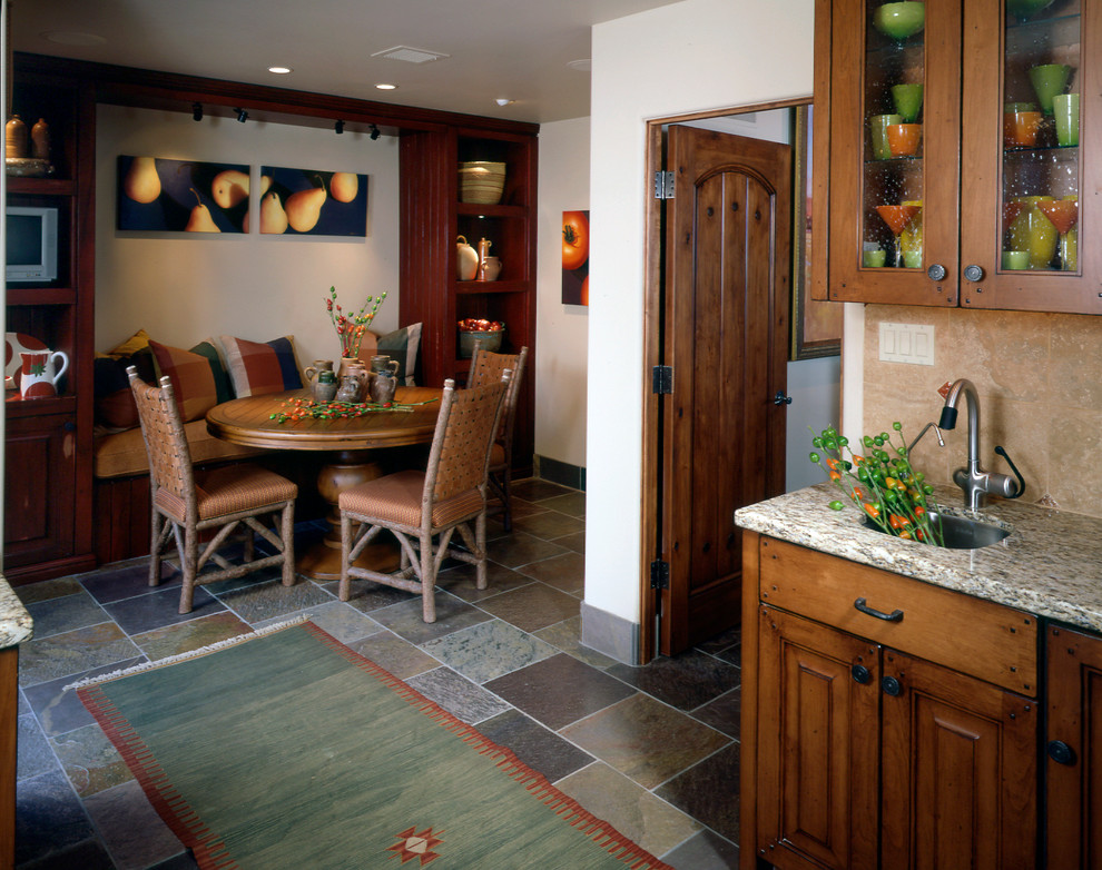 Mediterrane Küche mit Granit-Arbeitsplatte und Schieferboden in Phoenix