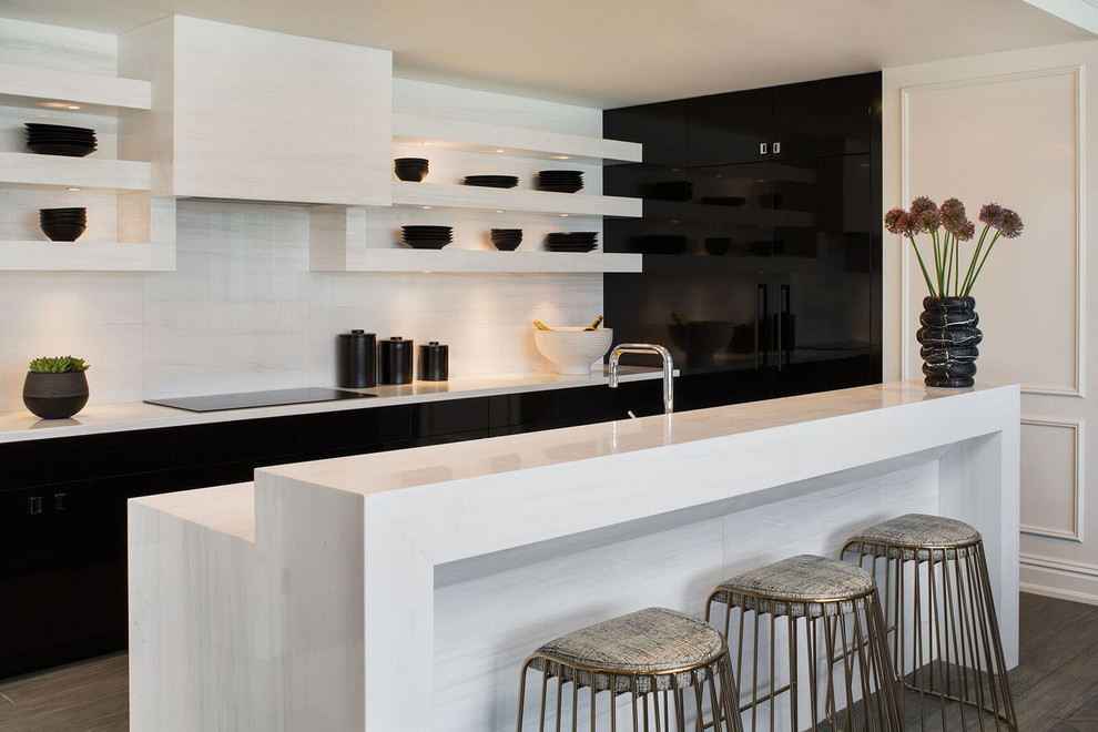 Klassische Küche mit offenen Schränken, Küchenrückwand in Weiß, Kücheninsel und braunem Boden in Los Angeles