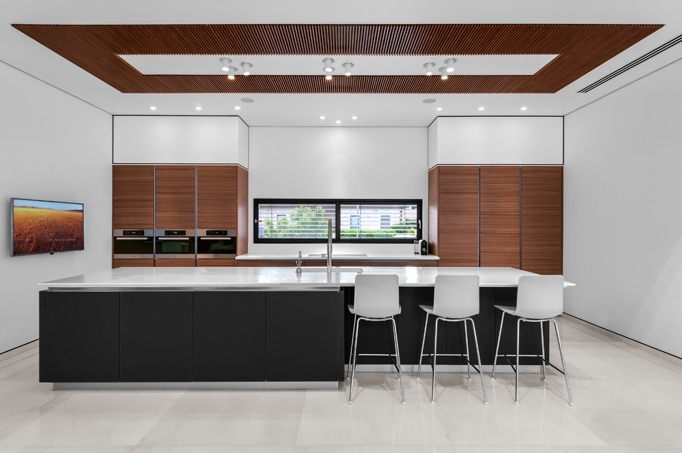 Inspiration pour une cuisine parallèle minimaliste en bois brun avec un placard à porte plane, îlot et un sol blanc.