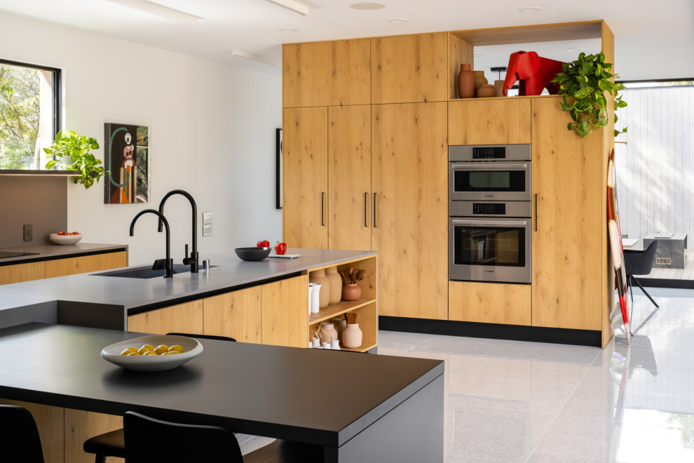 Cette photo montre une cuisine rétro en bois brun avec un plan de travail en quartz et un plan de travail gris.