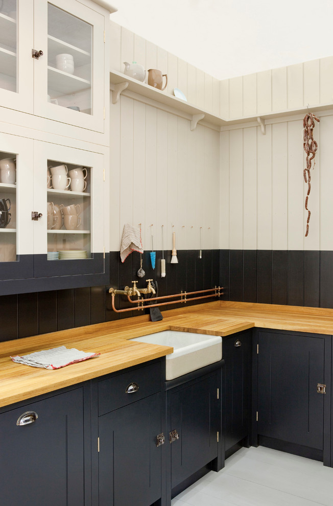 Kitchen - traditional kitchen idea in London
