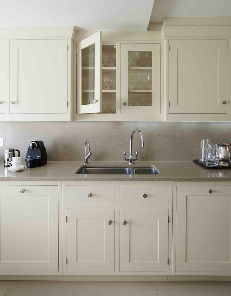 Cette image montre une grande cuisine parallèle traditionnelle avec un évier 2 bacs et un placard à porte shaker.