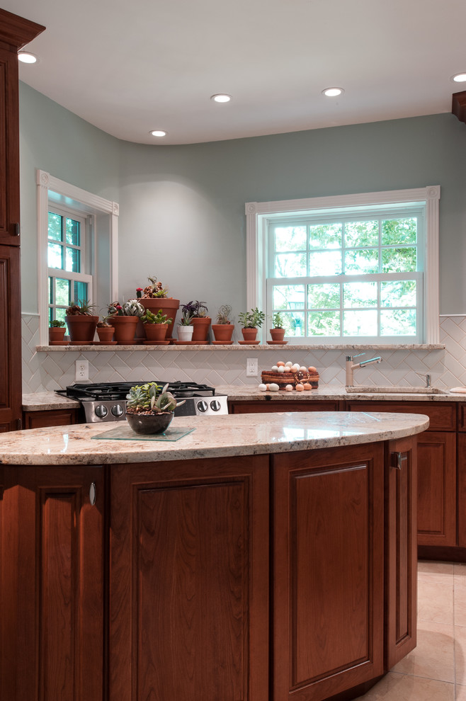 Foto di una grande cucina classica chiusa con lavello sottopiano, ante con bugna sagomata, ante in legno bruno, top in granito, paraspruzzi beige, pavimento in gres porcellanato e pavimento bianco