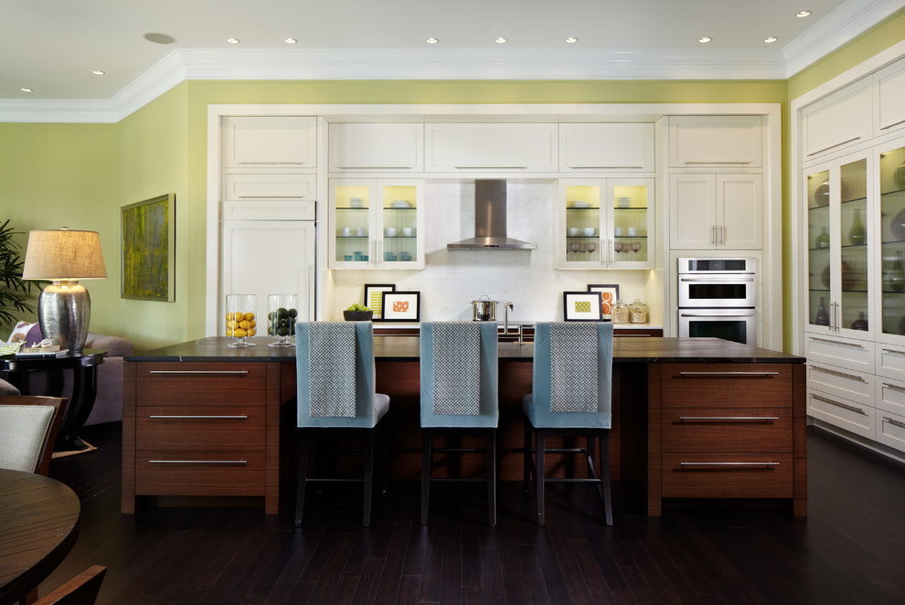 На фото: параллельная кухня-гостиная в стиле неоклассика (современная классика) с фасадами с утопленной филенкой и белыми фасадами с