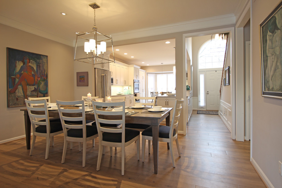 Esempio di una sala da pranzo aperta verso la cucina chic di medie dimensioni con pavimento in legno massello medio e pavimento marrone