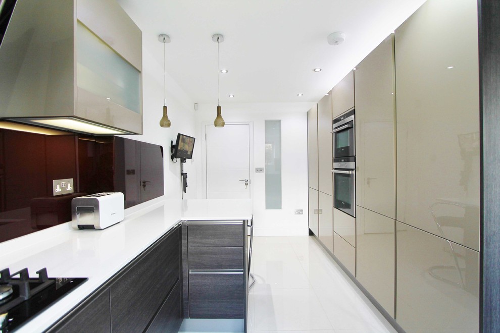 Foto på ett mellanstort funkis kök, med en nedsänkt diskho, släta luckor, bruna skåp, bänkskiva i kvartsit, glaspanel som stänkskydd, rostfria vitvaror, en halv köksö och gult golv