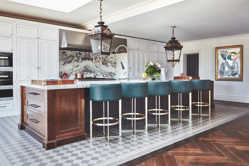 Esempio di una grande cucina classica con lavello da incasso, ante in stile shaker, top in marmo, paraspruzzi bianco, paraspruzzi in marmo, elettrodomestici in acciaio inossidabile e top bianco