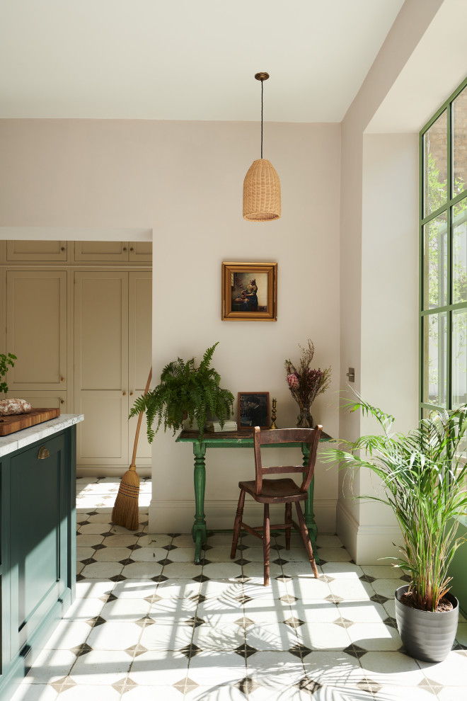 Bild på ett avskilt, mellanstort medelhavsstil vit vitt kök, med en rustik diskho, skåp i shakerstil, gröna skåp, marmorbänkskiva, vitt stänkskydd, stänkskydd i marmor, rostfria vitvaror, klinkergolv i keramik, en köksö och gult golv