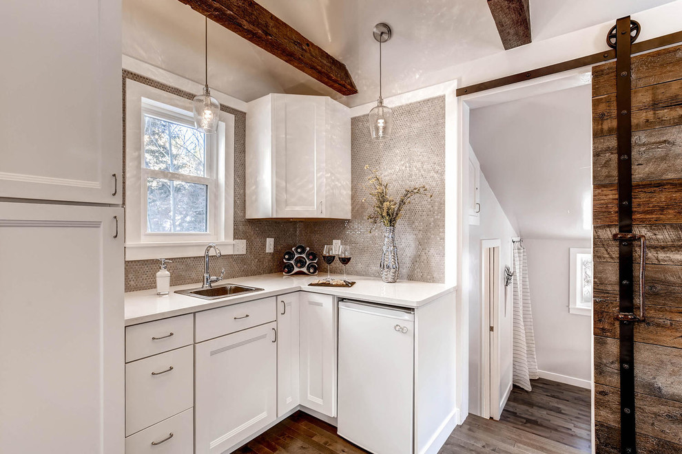 Foto på ett litet vintage kök, med en nedsänkt diskho, luckor med infälld panel, vita skåp, bänkskiva i koppar, beige stänkskydd, stänkskydd i mosaik, vita vitvaror och mellanmörkt trägolv