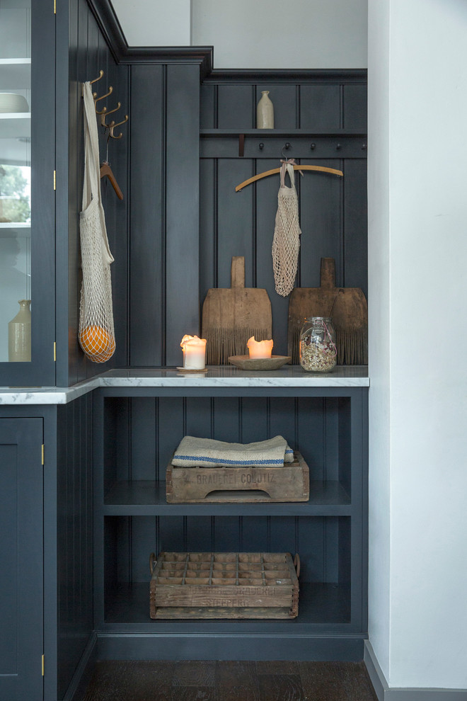 Inspiration pour une cuisine traditionnelle avec des portes de placard bleues, plan de travail en marbre et un placard sans porte.