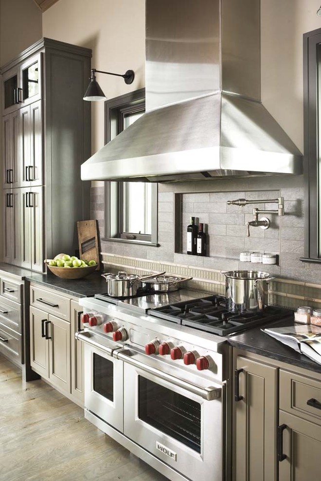 Urige Küche mit Schrankfronten im Shaker-Stil, hellem Holzboden und Granit-Arbeitsplatte in Sonstige