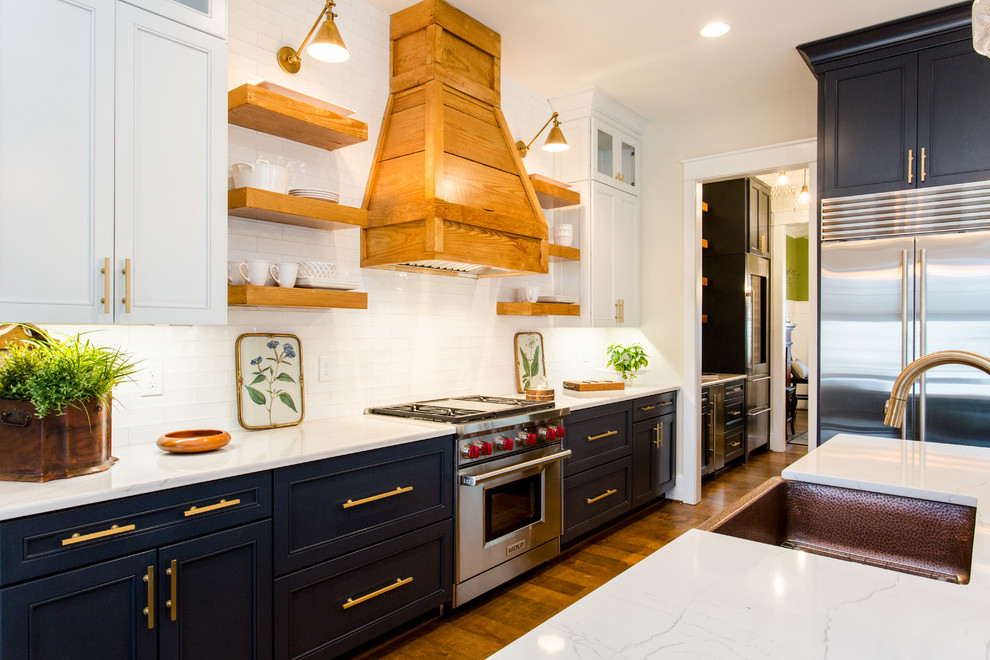 リッチモンドにあるトランジショナルスタイルのおしゃれなキッチン (エプロンフロントシンク、落し込みパネル扉のキャビネット、青いキャビネット、白いキッチンパネル、シルバーの調理設備、無垢フローリング、茶色い床) の写真
