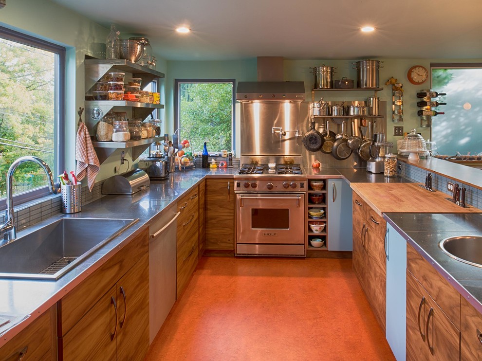 Exempel på ett mellanstort modernt kök, med en enkel diskho, släta luckor, skåp i mörkt trä, grått stänkskydd, stänkskydd i glaskakel, rostfria vitvaror och en halv köksö