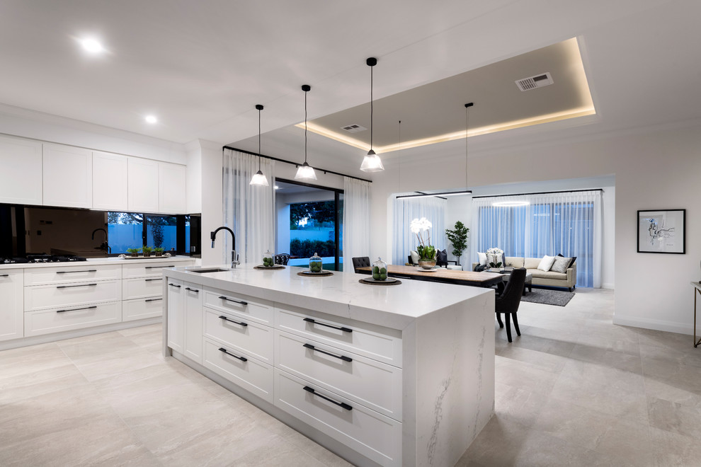 Свежая идея для дизайна: кухня-гостиная с черным фартуком и островом - отличное фото интерьера