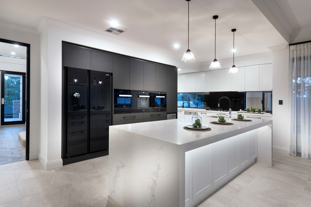 Foto di una cucina con paraspruzzi nero
