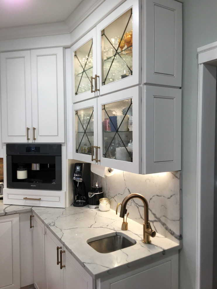 Mid-sized elegant u-shaped medium tone wood floor eat-in kitchen photo in Chicago with an undermount sink, glass-front cabinets, white cabinets, quartz countertops, white backsplash, stone slab backsplash, colored appliances, a peninsula and white countertops
