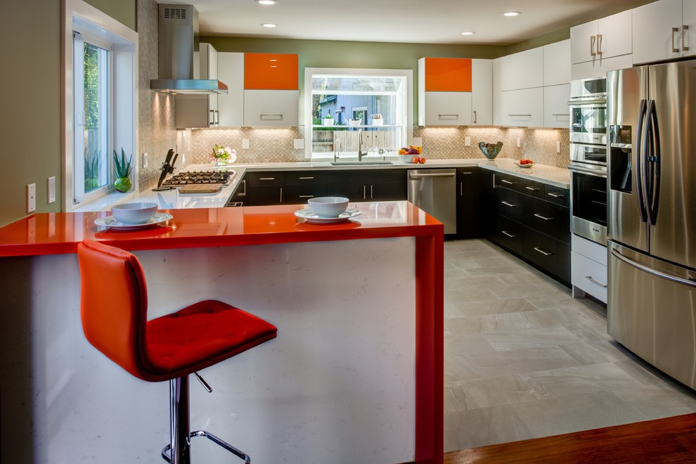 Exempel på ett mellanstort modernt kök, med en undermonterad diskho, släta luckor, orange skåp, bänkskiva i kvarts, grått stänkskydd, stänkskydd i porslinskakel, rostfria vitvaror, klinkergolv i porslin och en halv köksö