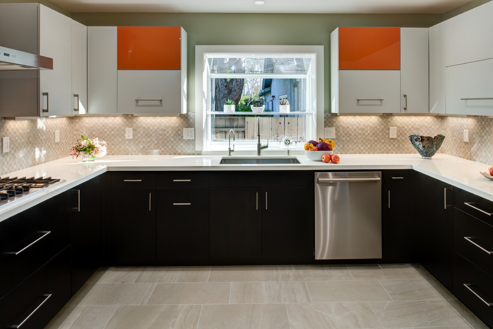Foto på ett mellanstort funkis kök, med en undermonterad diskho, släta luckor, orange skåp, bänkskiva i kvarts, grått stänkskydd, stänkskydd i porslinskakel, rostfria vitvaror, klinkergolv i porslin och en halv köksö