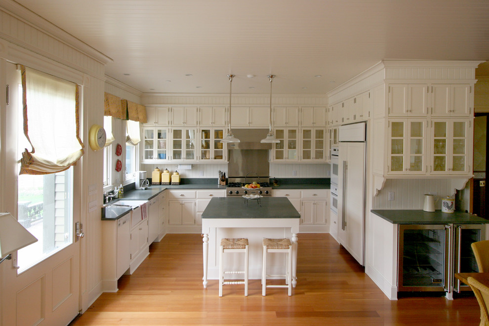 ボストンにある中くらいなヴィクトリアン調のおしゃれなキッチン (シングルシンク、ガラス扉のキャビネット、白いキャビネット、白いキッチンパネル、白い調理設備、無垢フローリング) の写真