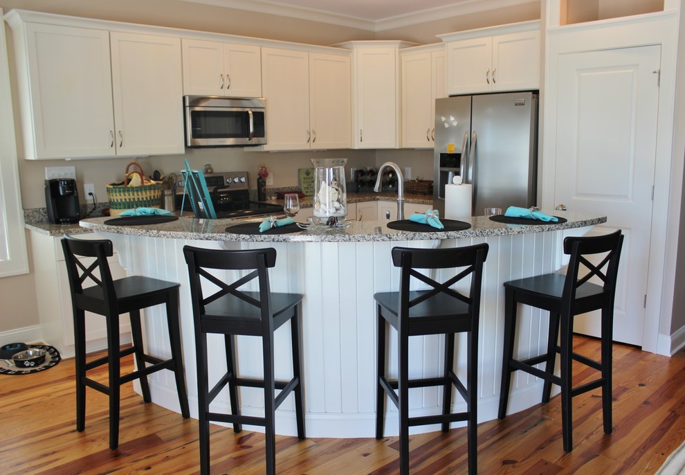 Foto di una piccola cucina stile marino con lavello a doppia vasca, ante in stile shaker, ante beige, top in granito, paraspruzzi multicolore, elettrodomestici in acciaio inossidabile e parquet chiaro