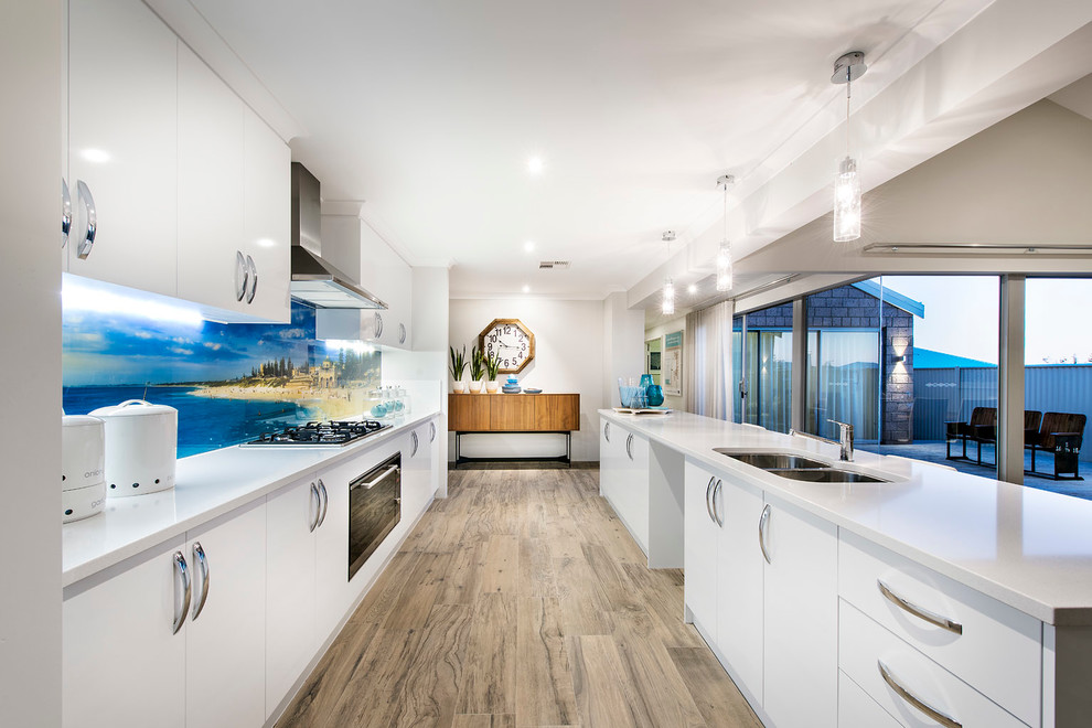 Idée de décoration pour une cuisine parallèle marine avec un évier 2 bacs, un électroménager en acier inoxydable et îlot.