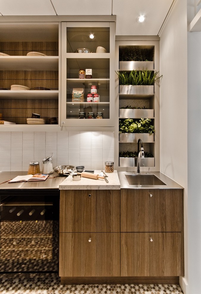 Foto på ett funkis kök, med luckor med glaspanel, stänkskydd i stickkakel, vitt stänkskydd, bänkskiva i rostfritt stål, en integrerad diskho och skåp i mörkt trä