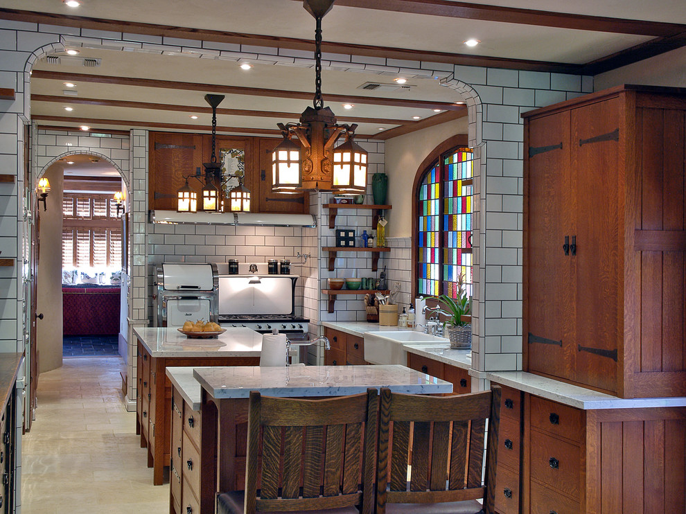 Klassische Küche mit Landhausspüle, Küchenrückwand in Weiß, Rückwand aus Metrofliesen und weißen Elektrogeräten in Los Angeles